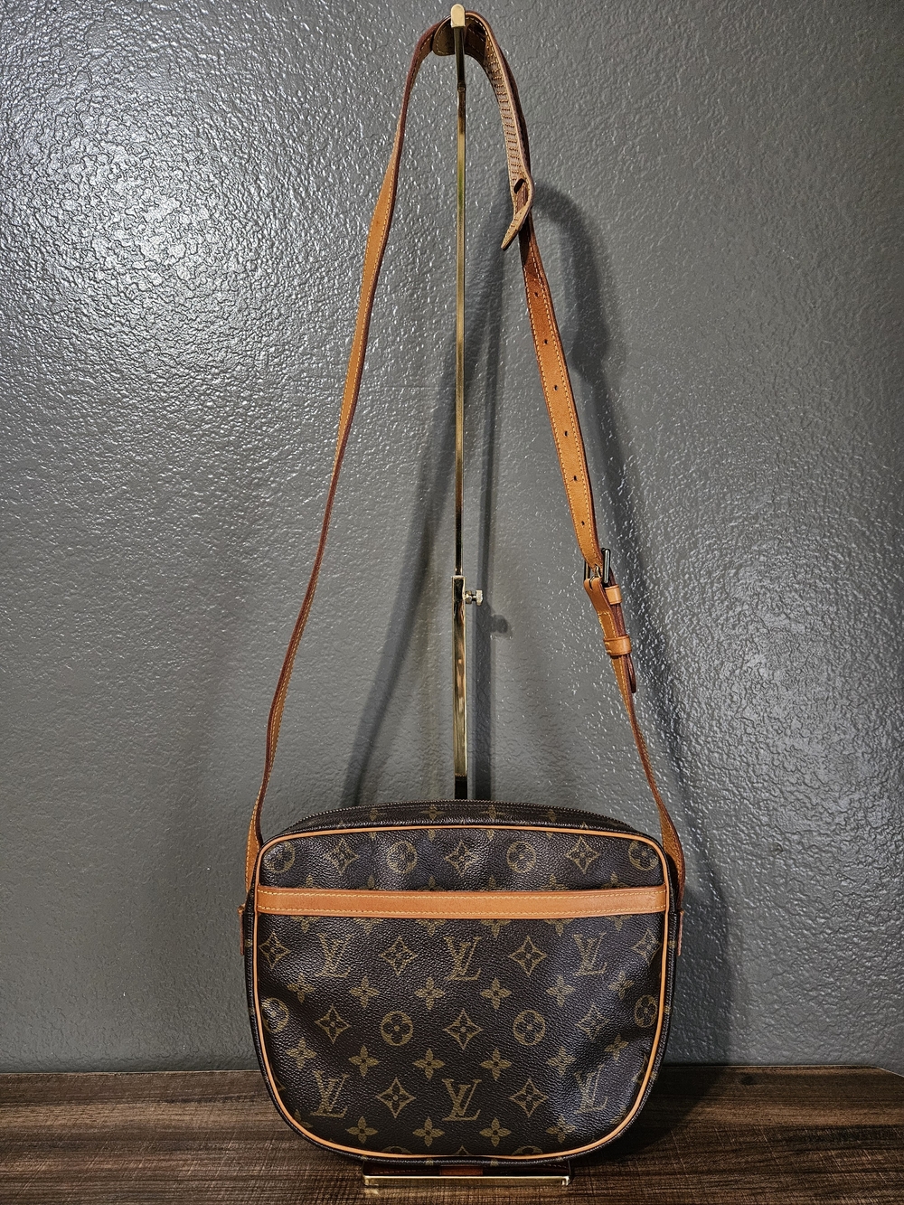 Authentic Louis Vuitton Jeaune Fille GM Monogram Canvas - Picture 3 of 17